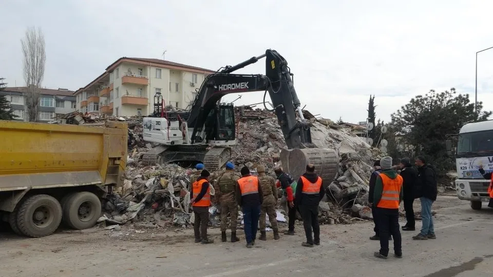MALATYA'DA 6 ŞUBAT 2023 DEPREMLERİNDE YIKILAN VE 16 KİŞİNİN HAYATINI KAYBETTİĞİ, 2 KİŞİNİN YARALANDIĞI HAYAT SİTESİ DAVASINDA KARAR AÇIKLANDI. MAHKEME, 4 SANIĞA 10 YIL İLE 13 YIL 9 AY ARASINDA DEĞİŞEN HAPİS CEZALARI VERİRKEN, 1 SANIĞIN BERAATİNE HÜKMETTİ.