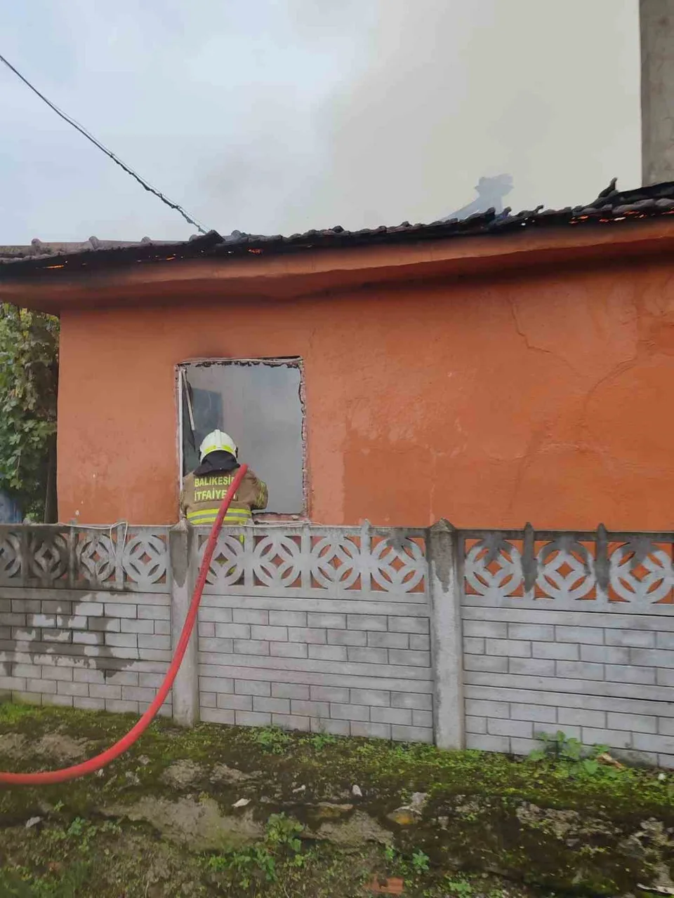 BALIKESİR'İN MANYAS İLÇESİNDE BİR EVDE ÇIKAN YANGINDA 1 KİŞİ HAYATINI KAYBETTİ. İTFAİYE EKİPLERİNİN MÜDAHALESİYLE SÖNDÜRÜLEN YANGININ ARDINDAN OLAYLA İLGİLİ SORUŞTURMA BAŞLATILDI.