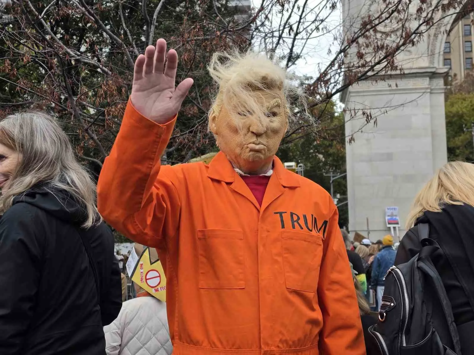 ABD'NİN NEW YORK KENTİNDE YÜZLERCE KİŞİ, BAŞKAN DONALD TRUMP KARŞITI "KRALLARA HAYIR: ERKEN OY KULLAN" SLOGANIYLA PROTESTO DÜZENLEDİ