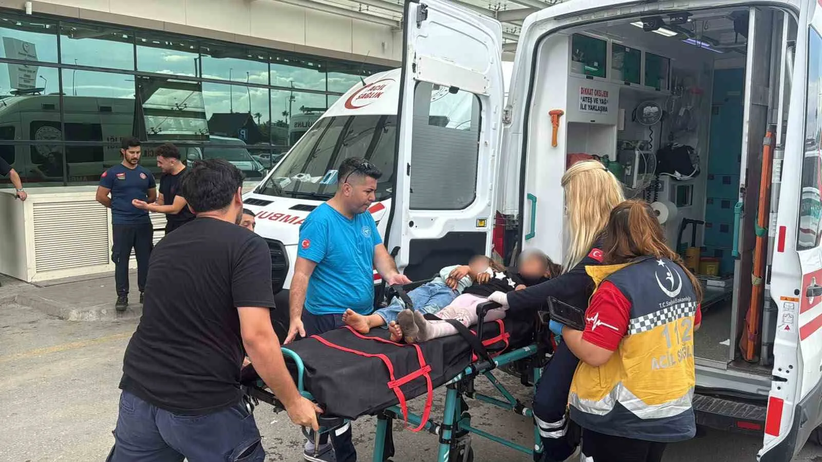 MERSİN'İN TARSUS İLÇESİ SINIRLARINDA OTOYOLDA TARIM İŞÇİLERİNİ TAŞIYAN MİNİBÜS İLE 2 TIRIN KARIŞTIĞI KAZADA 11 KİŞİ YARALANDI.