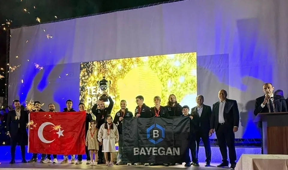 BAYEGAN PENDİK SATRANÇ SPOR KULÜBÜ, KARADAĞ’DA DÜZENLENEN 41. AVRUPA SATRANÇ KULÜPLER KUPASI’NDA TÜRKİYE’YE İLK KEZ AVRUPA KULÜPLER KUPASI ŞAMPİYONLUĞU KAZANDIRDI. ŞAMPİYONADA OYNADIĞI MAÇLARDAN NAMAĞLUP AYRILAN KULÜP, ŞAMPİYONLUK KUPASINI KALDIRDI.
