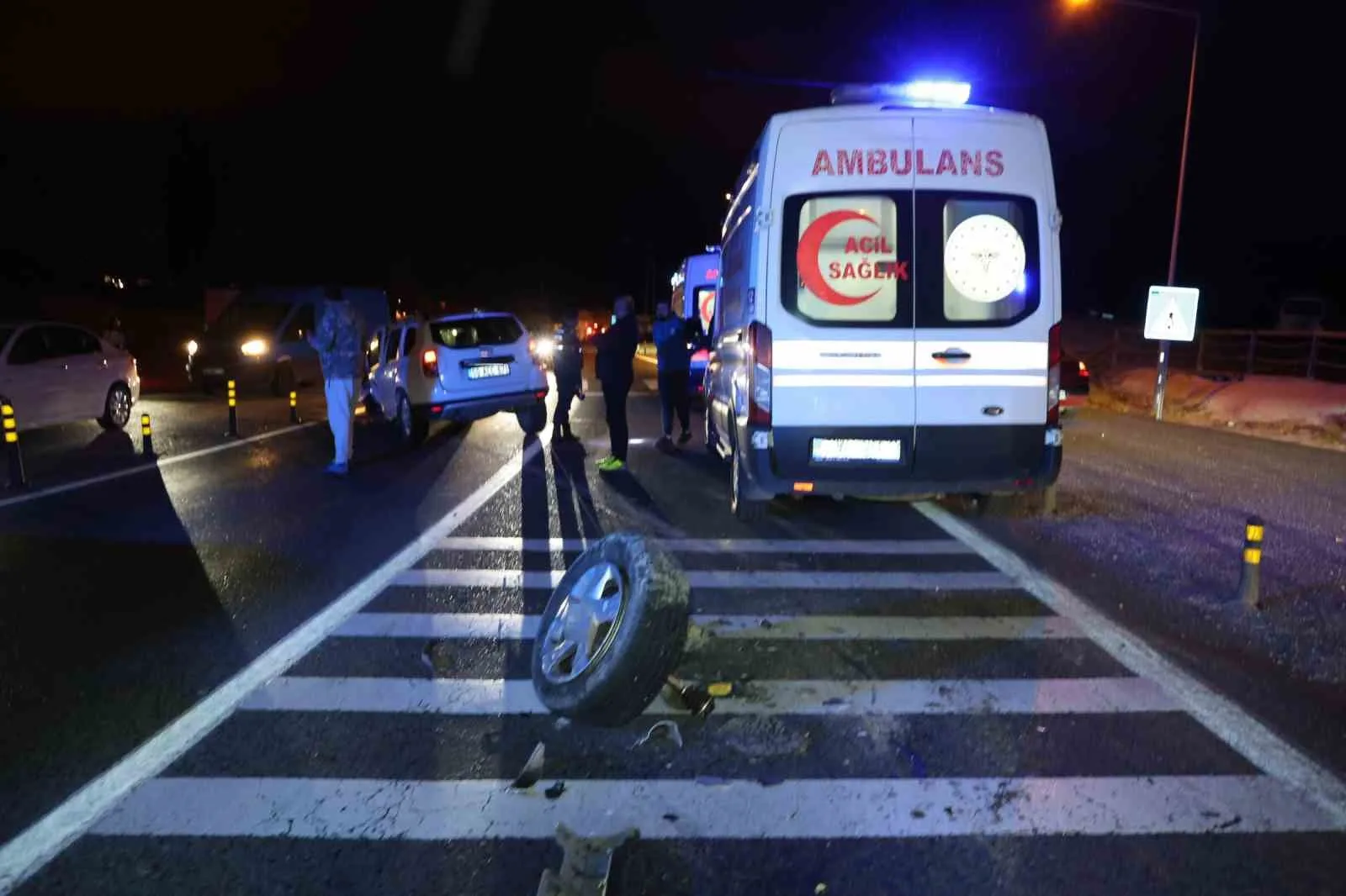 NEVŞEHİR'DE İKİ OTOMOBİLİN KAFA KAFAYA ÇARPIŞMASI SONUCU MEYDANA GELEN TRAFİK KAZASINDA, 3'Ü ÇİNLİ TURİST OLMAK ÜZERE 5 KİŞİ YARALANDI.