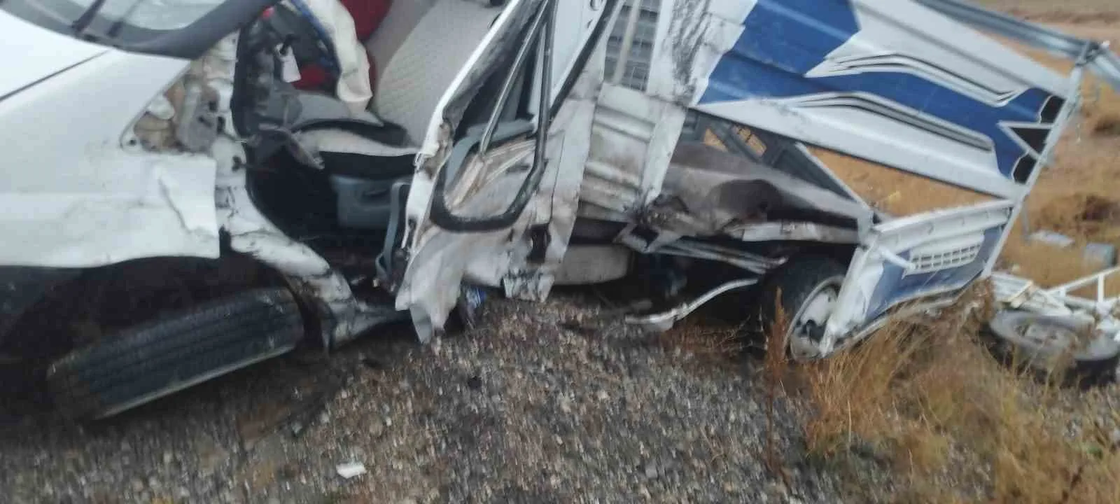 VAN BAŞKALE KARAYOLU GÜZELDERE TÜNELİ MEVKİSİNDE 3 ARACIN KARIŞMASI SONUCU MEYDANA GELEN TRAFİK KAZASINDA 3'Ü AĞIR 12 KİŞİ YARALANDI.