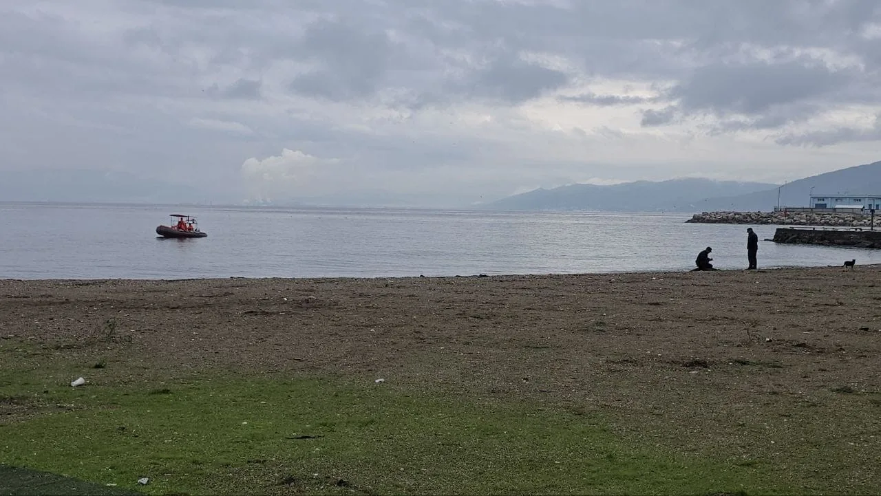 BURSA'NIN MUDANYA İLÇESİNDE SAHİLE VURMUŞ ERKEK CESEDİ BULUNDU.