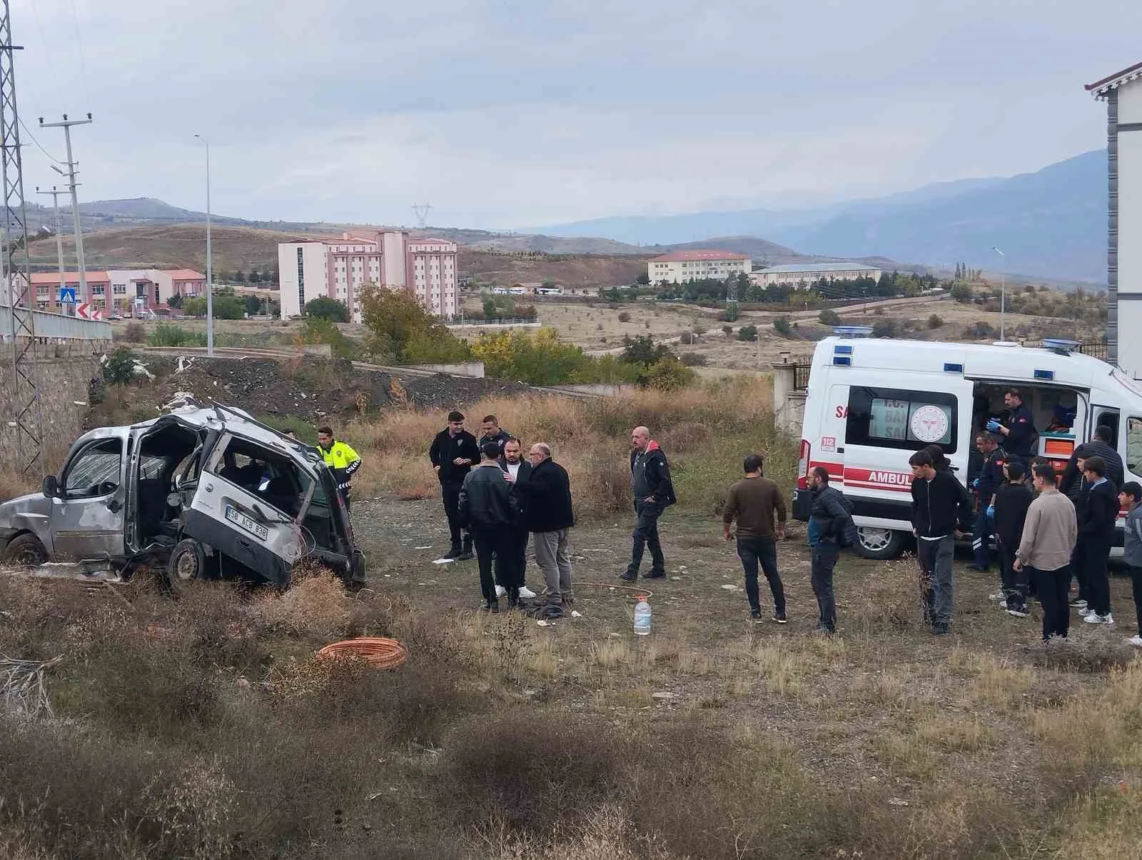 SİVAS’IN SUŞEHRİ İLÇESİNDE YOLDAN ÇIKAN HAFİF TİCARİ ARAÇ BARİYERLERİ AŞARAK ŞARAMPOLE UÇTU, ARAÇTA BULUNAN 3’Ü AĞIR 5 KİŞİ YARALANDI.