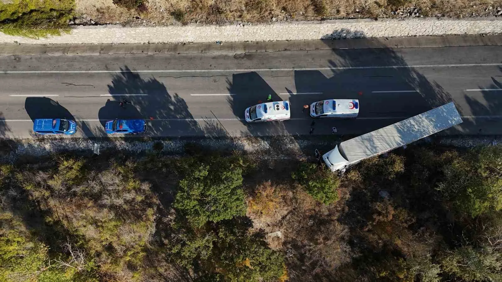 EDİRNE’DE HAMZABEYLİ SINIR KAPISI YOLUNDA TIR İLE KAMYONETİN ÇARPIŞMASI SONUCU MEYDANA GELEN KAZADA 4 KİŞİ YARALANDI.