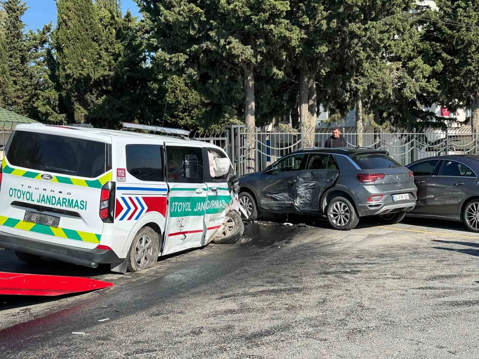 İSTANBUL SİLİVRİ İLÇESİNDE, TEM BAĞLANTI YOLU ÜZERİNDE JANDARMA ARACI İLE SİVİL ARAÇ ÇARPIŞTI. KAZADA 3 JANDARMA PERSONELİ VE SİVİL ARACIN KADIN SÜRÜCÜSÜ YARALANDI.