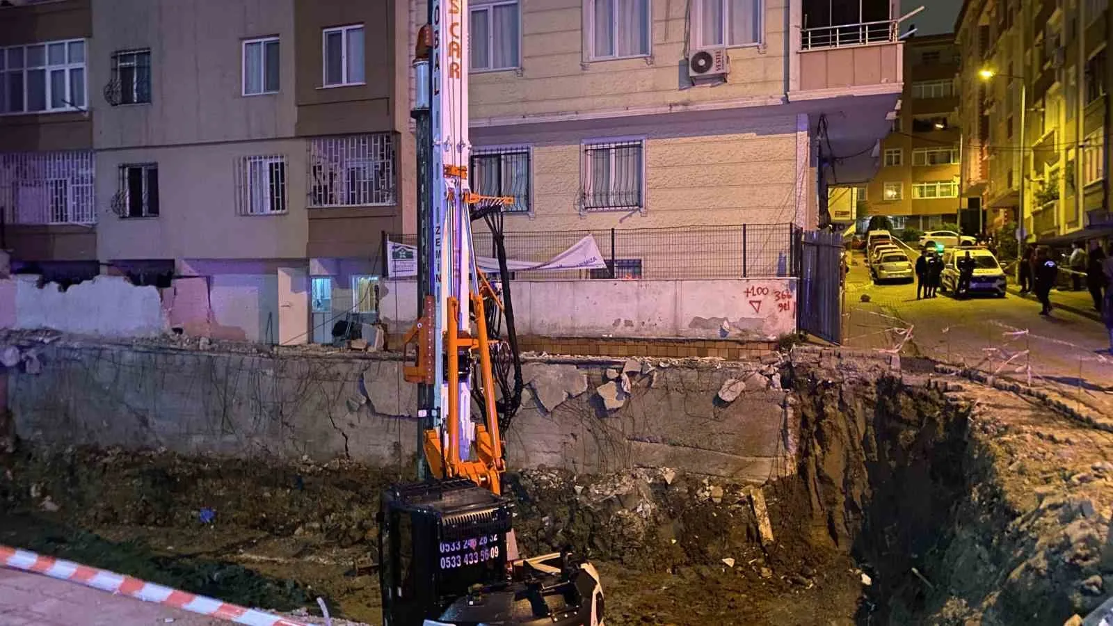 İSTANBUL BAHÇELİEVLER'DE TEMEL KAZISI YAPILAN İNŞAATIN İSTİNAT DUVARININ YIKILMASI SONUCU BİTİŞİKTEKİ 6 VE 7 KATLI İKİ BİNANIN ZEMİNİNDE YAKLAŞIK 10 SANTİMETRELİK ÇÖKME MEYDANA GELDİ. BİNALARDAKİ 20 DAİRE TEDBİR AMAÇLI TAHLİYE EDİLDİ.