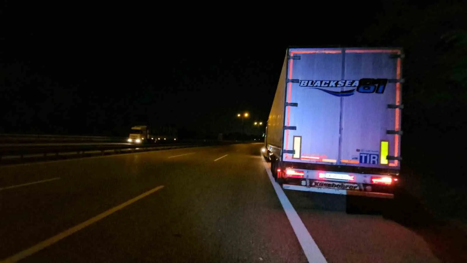 ANADOLU OTOYOLU SAKARYA GEÇİŞİNDE TAKLA ATAN PANELVANDAN HAFİF YARALI OLARAK ÇIKAN SÜRÜCÜ, ARACINDAKİ HASARA BAKMAK İSTEDİĞİ SIRADA AYNI YÖNDE İLERLEYEN TIRIN ÇARPMASI SONUCU HAYATINI KAYBETTİ.