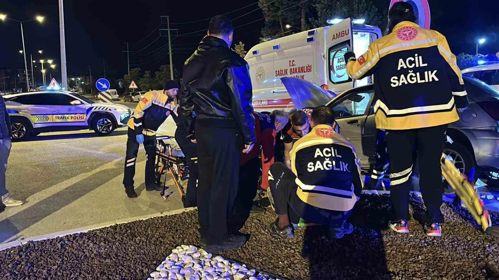 BURDUR'DA KIRMIZI IŞIK İHLALİ YAPTIĞI ÖNE SÜRÜLEN VE YAPILAN KONTROLDE 2.22 PROMİL ALKOLLÜ OLDUĞU BELİRLENEN SÜRÜCÜNÜN KULLANDIĞI OTOMOBİL, KAVŞAKTA BAŞKA BİR OTOMOBİLE ÇARPTI. ORTALIĞIN SAVAŞ ALANINA DÖNDÜĞÜ KAZADA 3 KİŞİ YARALANDI.