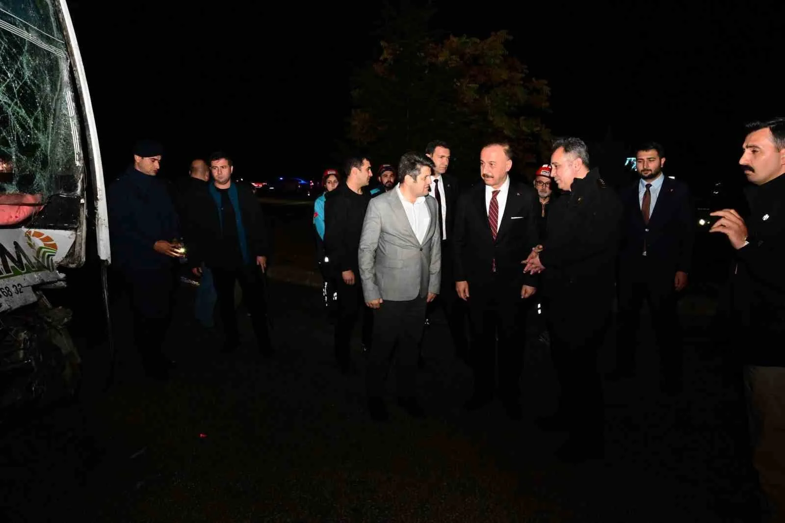 ISPARTA VALİSİ ABDULLAH ERİN, KAZA YERİNDE İNCELEMELERDE BULUNARAK, YETKİLİLERDEN BİLGİ ALDI.