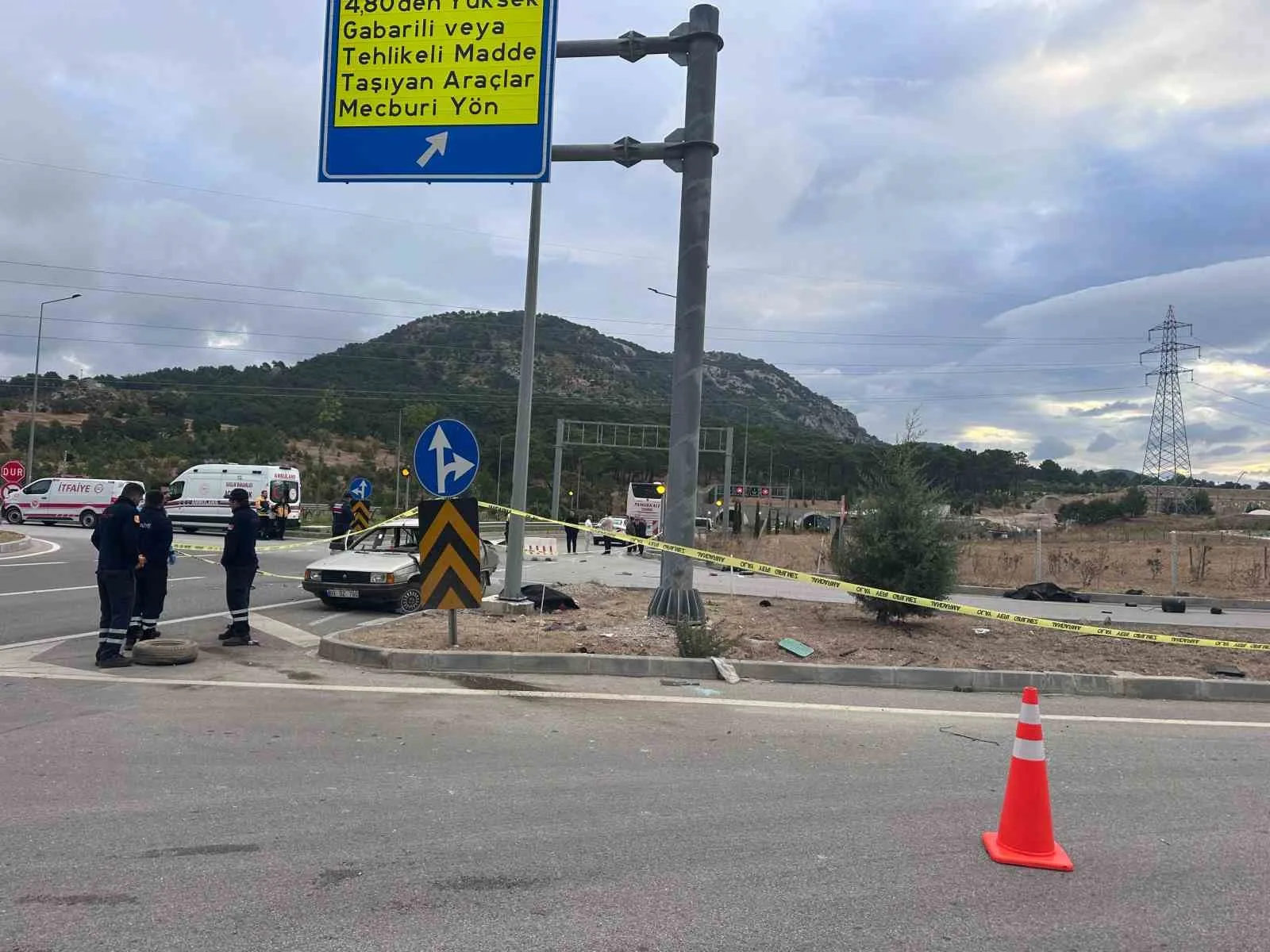 ÇANAKKALE’NİN AYVACIK İLÇESİNİN TROYA TÜNELİ GİRİŞİNDEKİ KAVŞAKTA MEYDANA GELEN KAZADA YOLCU OTOBÜSÜNÜN ÇARPTIĞI OTOMOBİLDEKİ 2 KİŞİ HAYATINI KAYBETTİ.