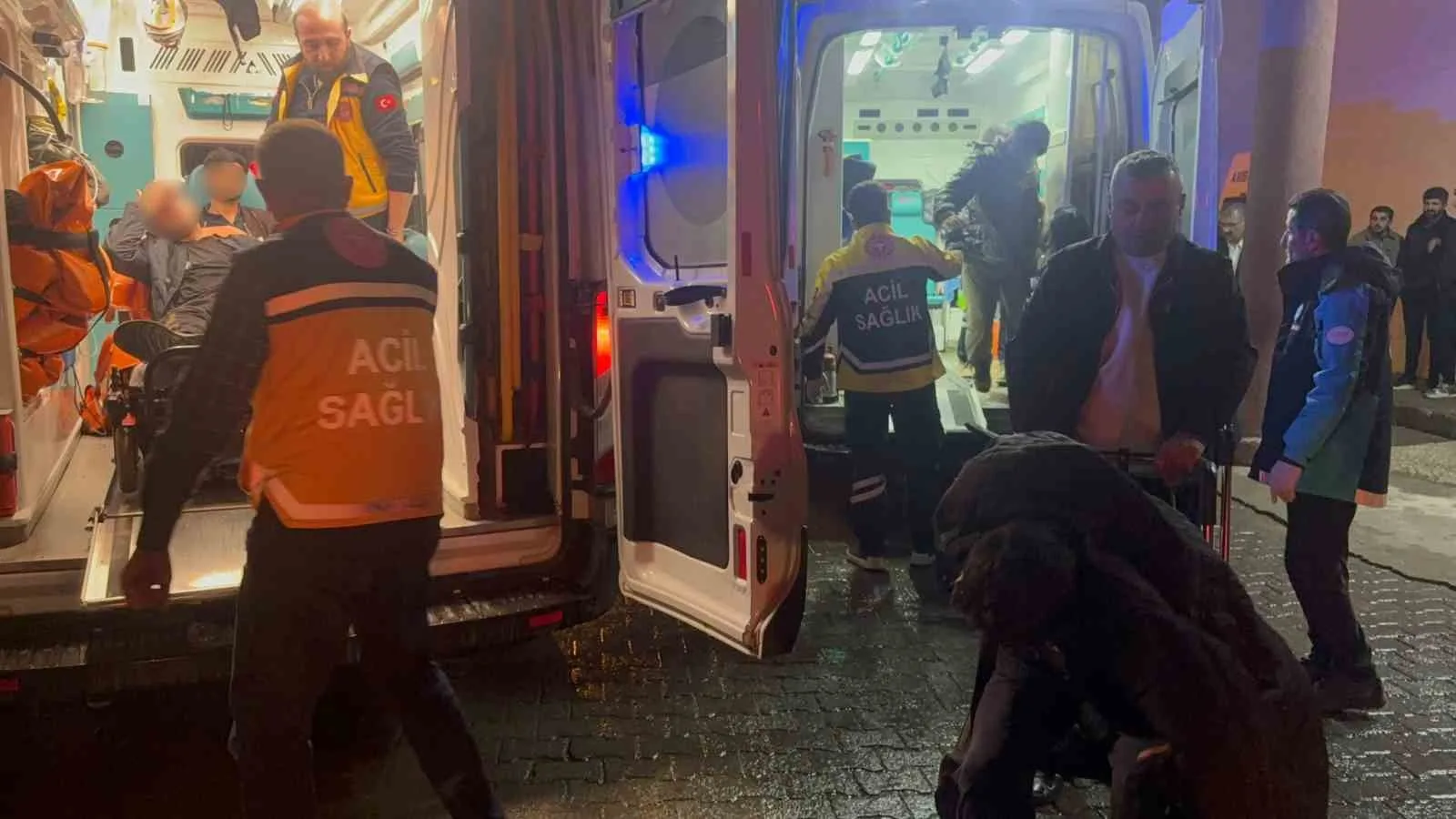 HAKKÂRİ’DE DÜZENSİZ GÖÇMENLERİ TAŞIYAN MİNİBÜSÜN KONTROLDEN ÇIKARAK DEREYE UÇMASI SONUCU 20 KİŞİ YARALANDI. YARALILAR, JANDARMA EKİPLERİNİN EŞLİĞİNDE AMBULANSLARLA HAKKÂRİ DEVLET HASTANESİ’NE KALDIRILARAK TEDAVİ ALTINA ALINDI.