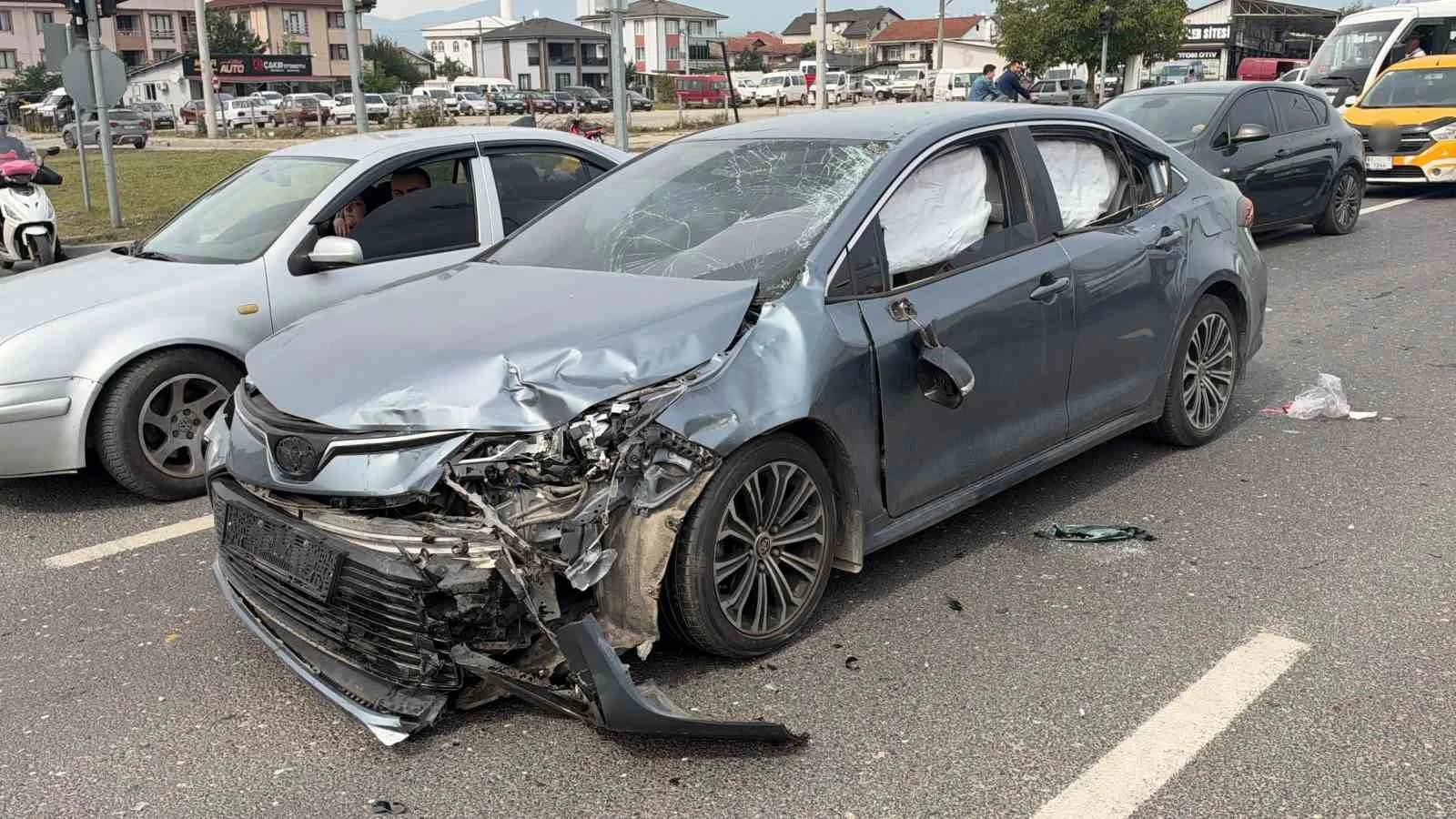 DÜZCE’DE MOTOSİKLET İLE OTOMOBİLİN ÇARPIŞMASI SONUCU MEYDANA GELEN TRAFİK KAZASINDA 2’Sİ AĞIR 3 KİŞİ YARALANDI.