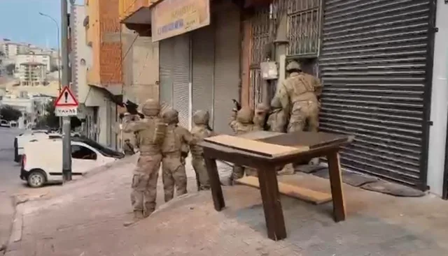 GAZİANTEP MERKEZLİ 3 İLDE DEAŞ SİLAHLI TERÖR ÖRGÜTÜNE YÖNELİK YAPILAN OPERASYONDA 5 ŞÜPHELİ GÖZALTINA ALINDI.