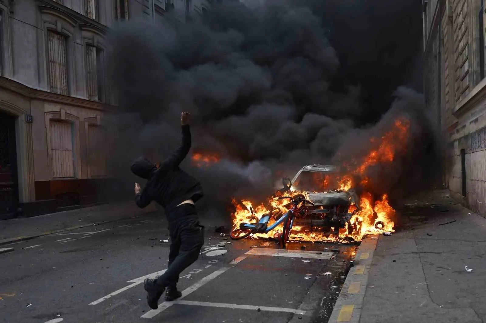 FRANSA’NIN BAŞKENTİ PARİS’TE SARI YELEKLİLER HAREKETİNİ YENİDEN CANLANDIRMA ÇAĞRISIYLA HAYAT PAHALILIĞI VE EĞİTİM SİSTEMİNDEKİ SORUNLARA KARŞI DÜZENLENEN PROTESTOLARDA ARAÇLAR VE ÇÖP KONTEYNERLERİ ATEŞE VERİLDİ, MAĞAZALAR YAĞMALANDI VE 13’Ü ÇOCUK 195 KİŞİ GÖZALTINA ALINDI.