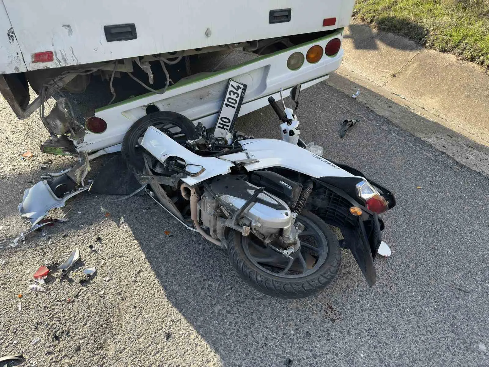 UŞAK'TA MOTOSİKLETİN ÖZEL HALK OTOBÜSÜNE ARKADAN ÇARPMASI SONUCU MEYDANA GELEN KAZADA 1 KİŞİ HAYATINI KAYBETTİ, 1 KİŞİ AĞIR YARALANDI.