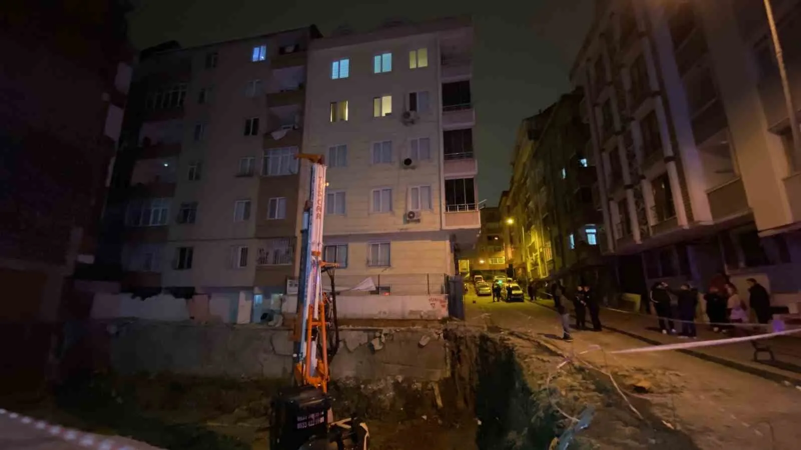 İSTANBUL BAHÇELİEVLER'DE TEMEL KAZISI YAPILAN İNŞAATIN İSTİNAT DUVARININ YIKILMASI SONUCU BİTİŞİKTEKİ 6 VE 7 KATLI İKİ BİNANIN ZEMİNİNDE YAKLAŞIK 10 SANTİMETRELİK ÇÖKME MEYDANA GELDİ. BİNALARDAKİ 20 DAİRE TEDBİR AMAÇLI TAHLİYE EDİLDİ.