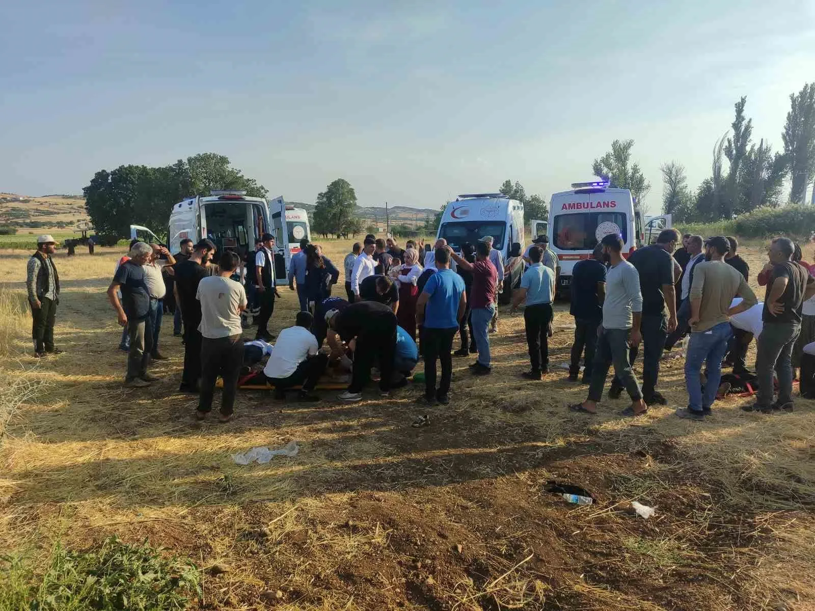 KAZADA, SÜRÜCÜ İLE ARAÇTAKİ E.A, N.A, S.A, N.A, M.A. (5), E.A. (3), Y.A. (4) VE Ö.A. (1) YARALANDI. İHBAR ÜZERİNE OLAY YERİNE 112 ACİL SAĞLIK, JANDARMA VE İTFAİYE EKİPLERİ SEVK EDİLDİ. YARALILAR, AMBULANSLARLA HASTANELERE KALDIRILDI.