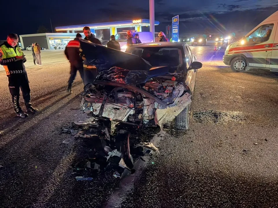 ADIYAMAN’IN KAHTA İLÇESİNDE OTOMOBİL İLE KAMYONETİN ÇARPIŞMASI SONUCU MEYDANA GELEN TRAFİK KAZASINDA 1’İ AĞIR 4 KİŞİ YARALANDI.