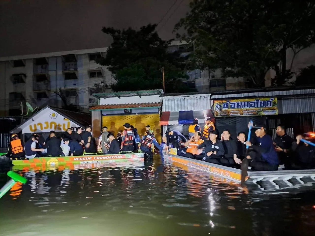 TAYLAND'DA ETKİLİ OLAN ŞİDDETLİ YAĞIŞLARIN YOL AÇTIĞI SEL VE SU BASKINLARI NEDENİYLE SON 10 GÜNDE 8 KİŞİ HAYATINI KAYBETTİ.