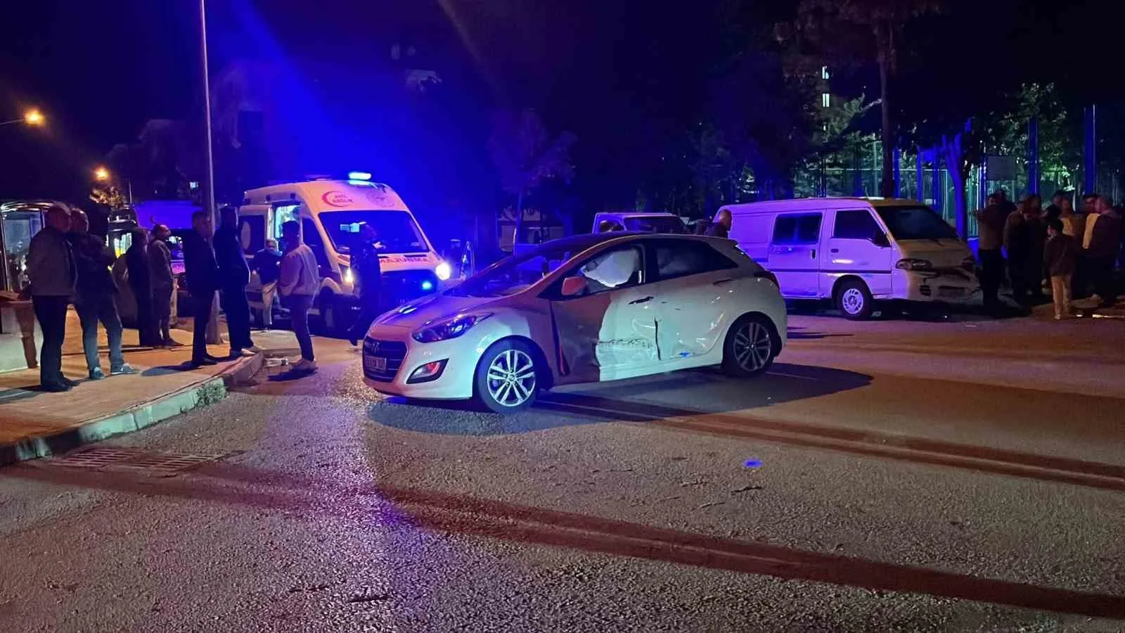 SAĞLIK EKİPLERİ YARALILARA MÜDAHALEDE BULUNDU