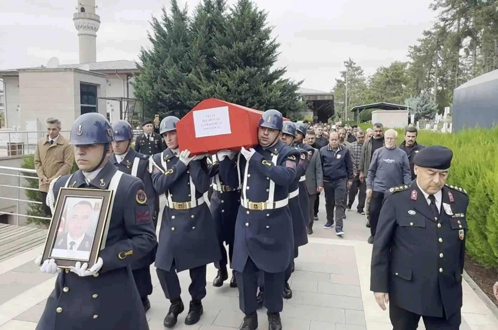 KOCAELİ DE SPOR YAPTIĞI SIRADA GEÇİRDİĞİ KALP KRİZİ SONUCU HAYATINI KAYBEDEN JANDARMA ASTSUBAY BAŞÇAVUŞ İBRAHİM AY MEMLEKETİ AKSARAY’DA DÜZENLENEN ASKERİ TÖRENİN ARDINDAN GÖZYAŞLARIYLA TOPRAĞA VERİLDİ.