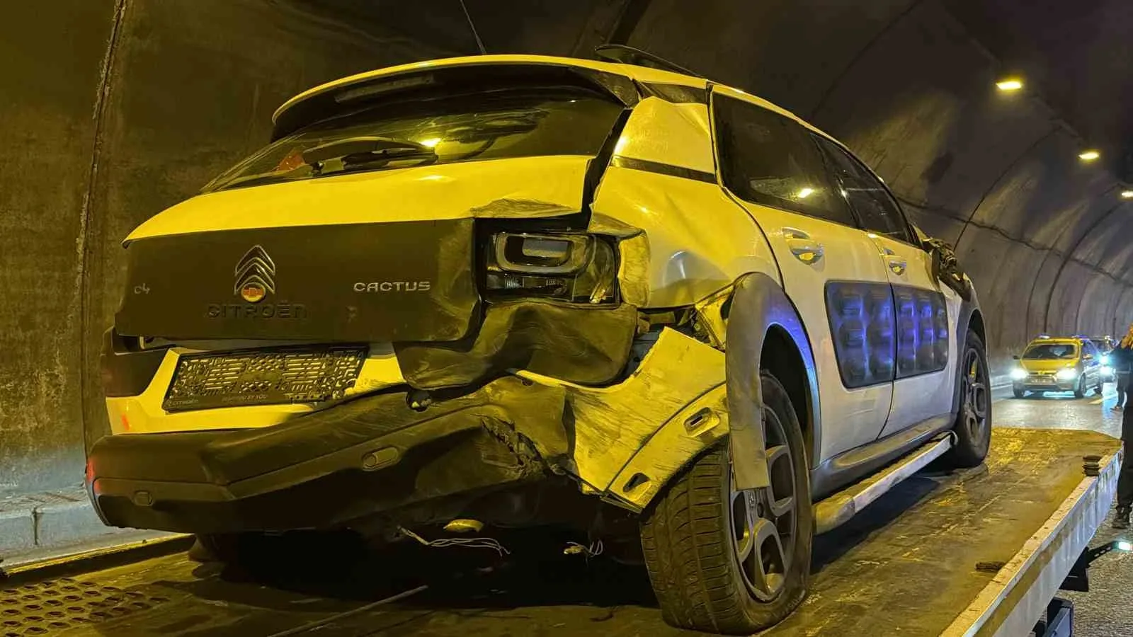 KAZA SEBEBİYLE TÜNEL GEÇİŞİNDE TRAFİK BİR SÜRE KONTROLLÜ OLARAK SAĞLANDI. OTOMOBİLİN KALDIRILMASININ ARDINDAN ULAŞIM NORMALE DÖNDÜ.