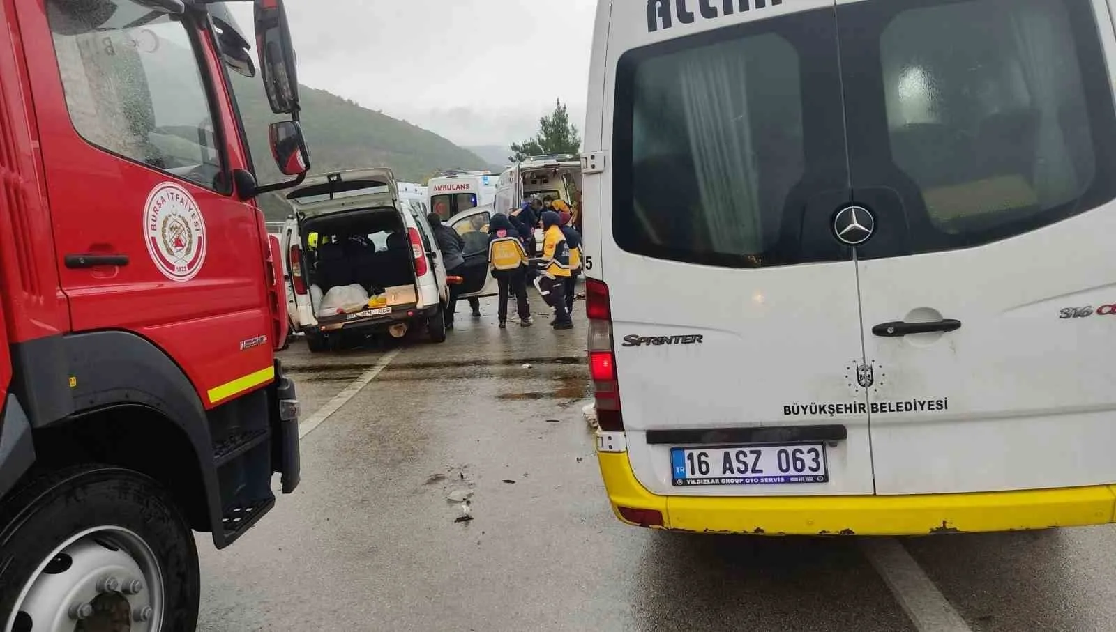BURSA'DA YOLCU MİNİBÜSÜ İLE OTOMOBİLİN ÇARPIŞTIĞI KAZADA 80 YAŞINDAKİ KADIN HAYATINI KAYBEDERKEN, 10 KİŞİ YARALANDI.