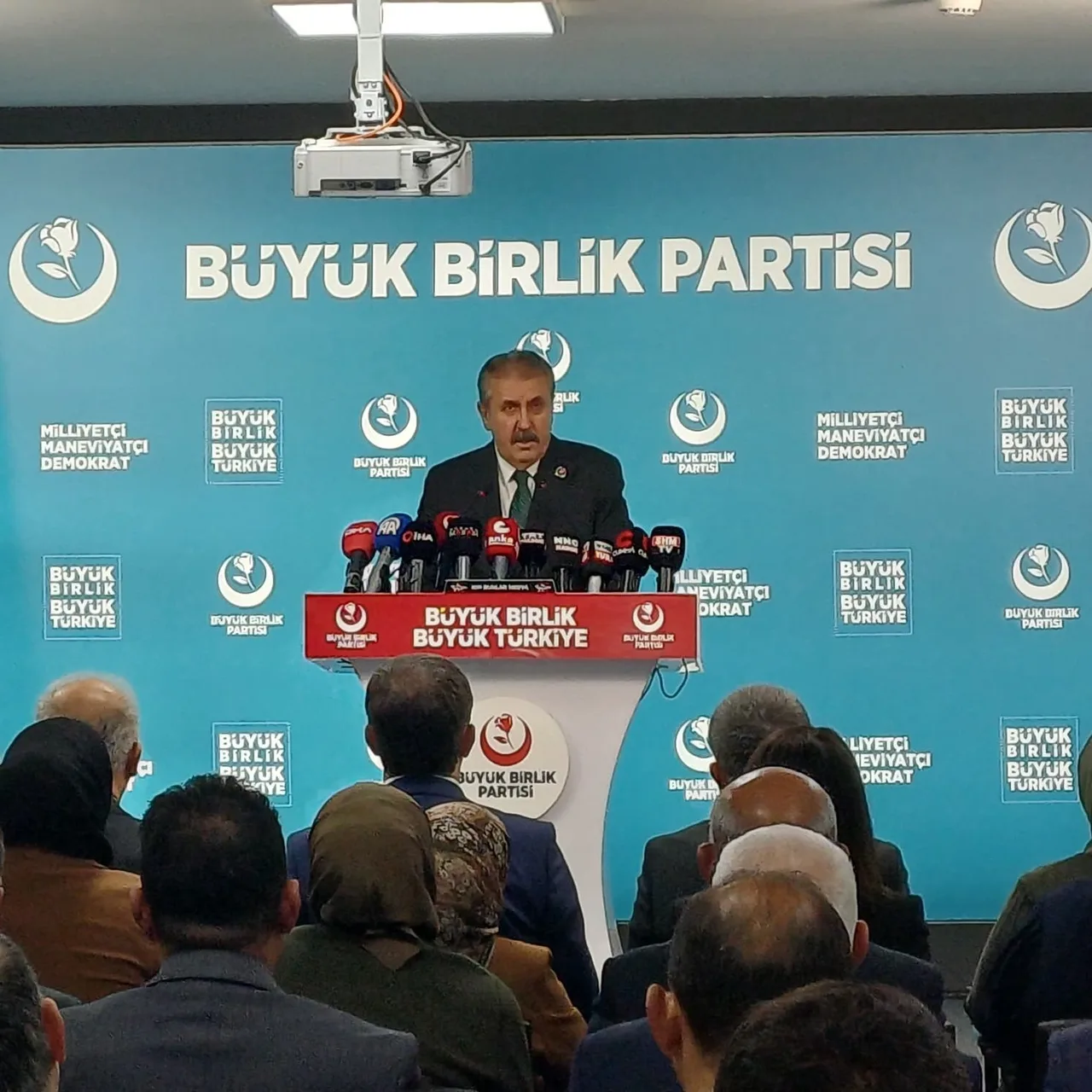 BBP LİDERİ DESTİCİ, PARTİ GENEL MERKEZİNDE DÜZENLEDİĞİ BASIN TOPLANTISINDA GÜNDEME DAİR AÇIKLAMALARDA BULUNDU