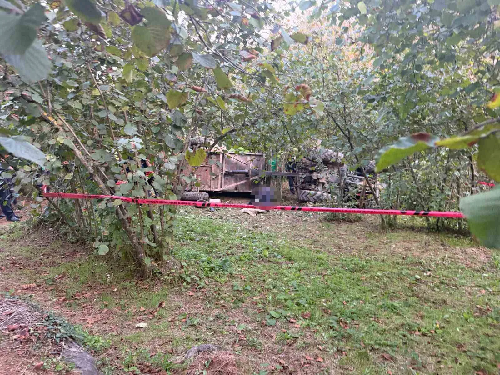SAKARYA’NIN KARASU İLÇESİNDE TRAKTÖRÜN DEVRİLMESİ NETİCESİNDE MEYDANA GELEN KAZADA 1 KİŞİ HAYATINI KAYBEDERKEN 2 KİŞİ YARALANDI.
