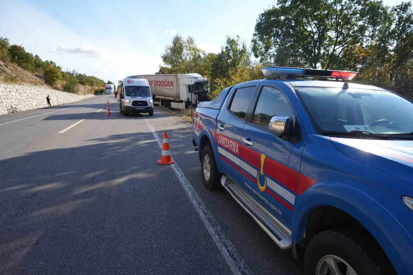 KAZA NEDENİYLE BÖLGEDE TRAFİK KONTROLLÜ OLARAK SAĞLANIRKEN, TIR KUYRUĞUNDA BEKLEYEN ARAÇLAR İLE GÜZERGAHI KULLANAN DİĞER ARAÇLARIN GEÇİŞİ KONTROLLÜ ŞEKİLDE SÜRDÜRÜLDÜ.