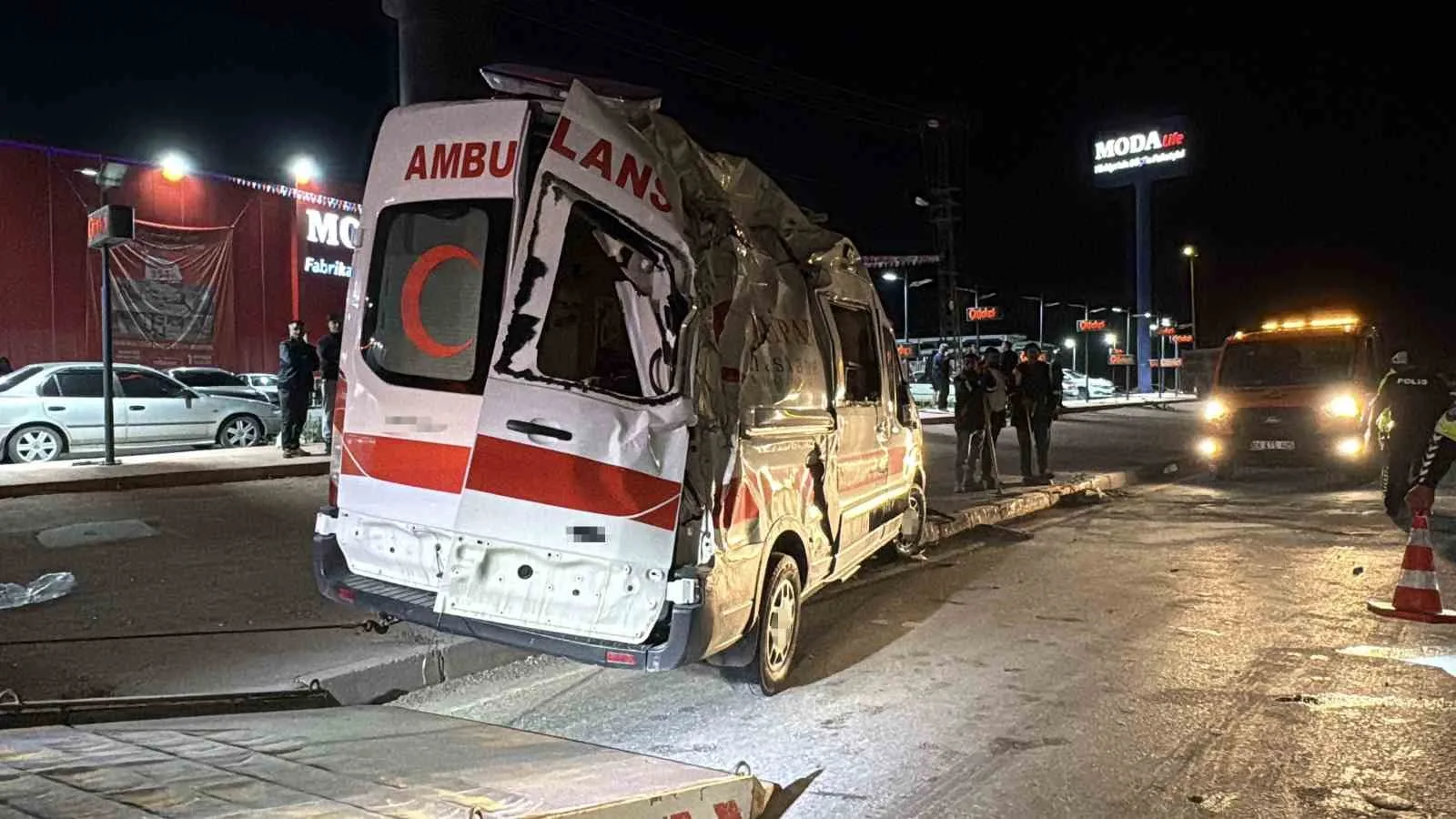 ÇORUM'DA OTOMOBİL İLE AMBULANSIN KAVŞAKTA ÇARPIŞMASI NETİCESİNDE MEYDANA GELEN KAZADA 6 KİŞİ YARALANDI.