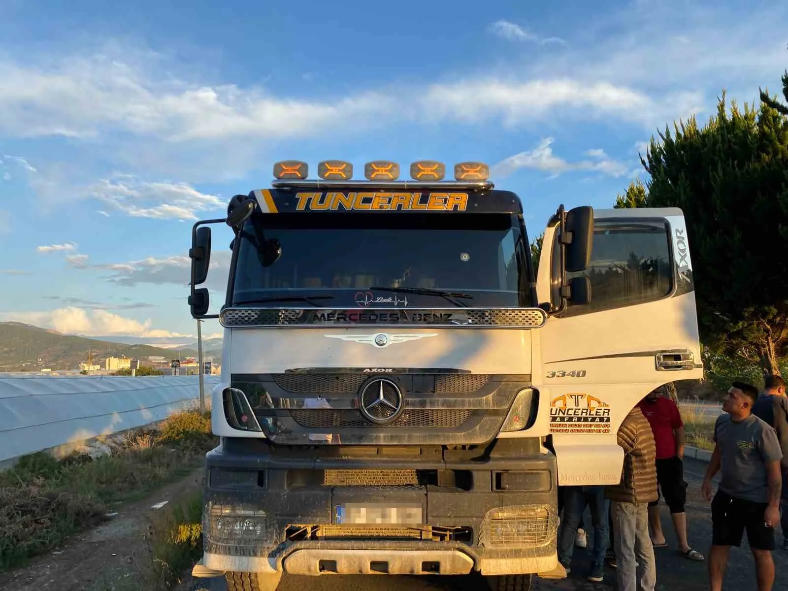 ANTALYA’NIN GAZİPAŞA İLÇESİNDE SEYİR HALİNDEKİ KAMYONA KİMLİĞİ BELİRSİZ KİŞİ VEYA KİŞİLER TARAFINDAN SİLAHLI SALDIRI DÜZENLENDİ. KAMYONA 5 EL ATEŞ EDİLDİĞİ OLAYDA SÜRÜCÜ MUSTAFA T. YARALANDI.