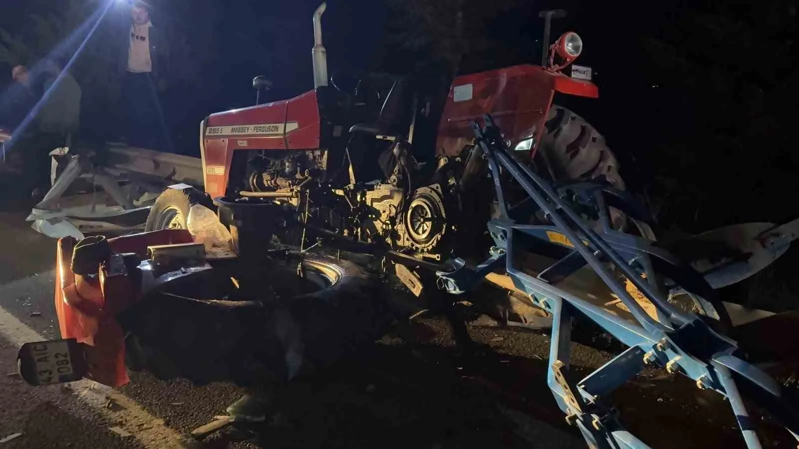 KÜTAHYA'DA TRAKTÖR, MİNİBÜS VE İKİ OTOMOBİLİN KARIŞTIĞI ZİNCİRLEME TRAFİK KAZASINDA 7 KİŞİ YARALANDI.