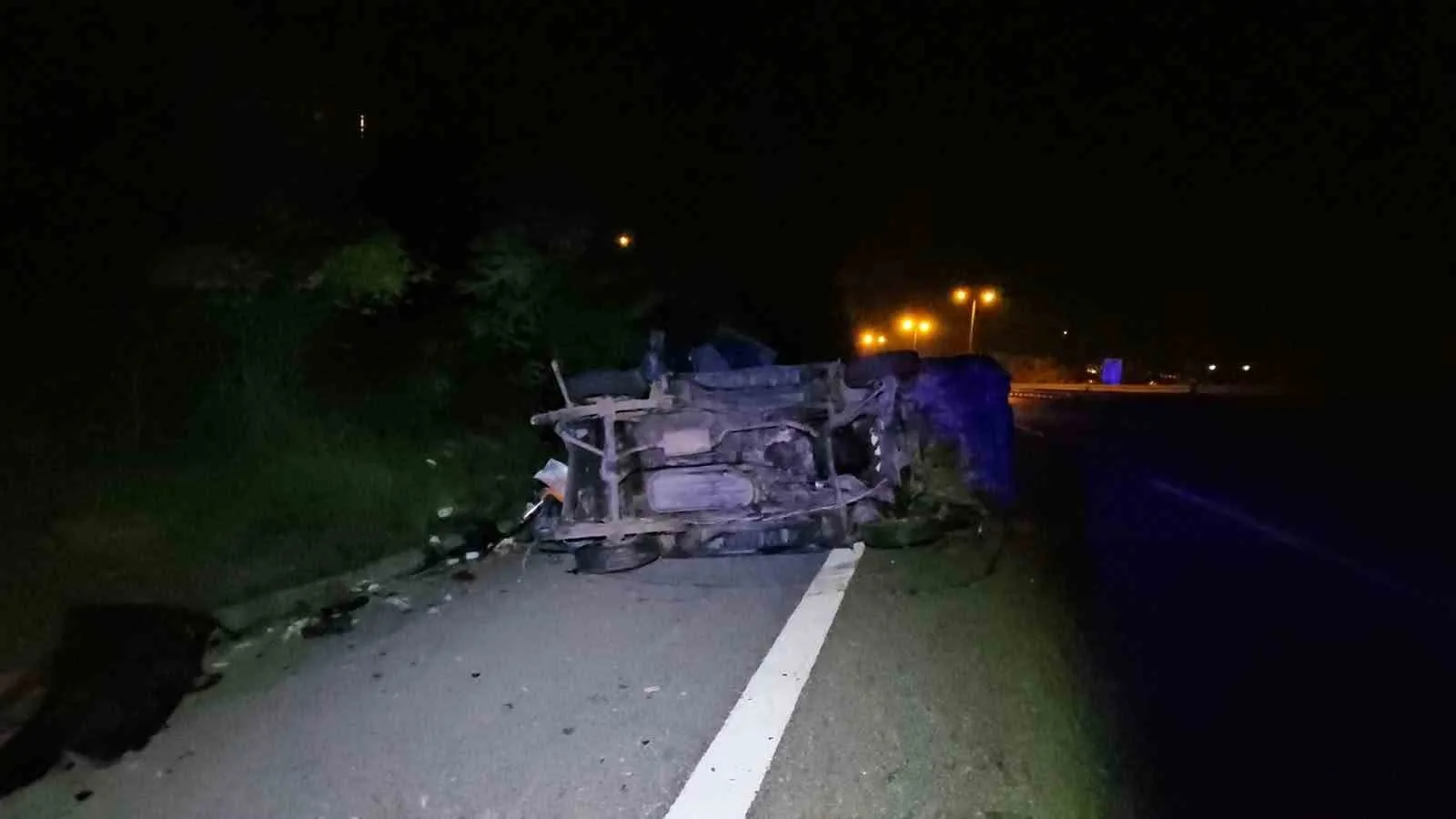 ANADOLU OTOYOLU SAKARYA GEÇİŞİNDE TAKLA ATAN PANELVANDAN HAFİF YARALI OLARAK ÇIKAN SÜRÜCÜ, ARACINDAKİ HASARA BAKMAK İSTEDİĞİ SIRADA AYNI YÖNDE İLERLEYEN TIRIN ÇARPMASI SONUCU HAYATINI KAYBETTİ.