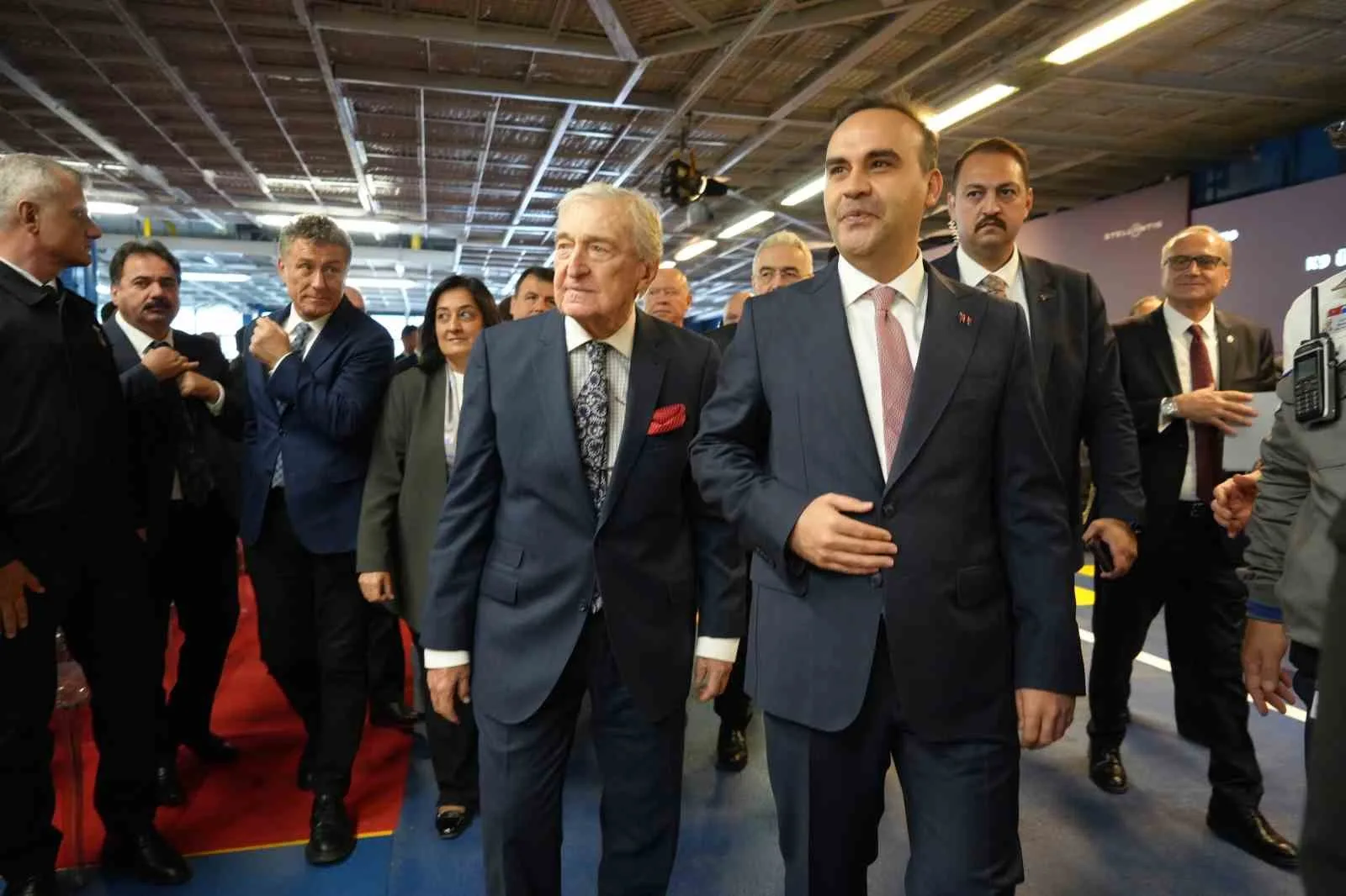 PROGRAMA BURSA VALİSİ EROL AYYILDIZ, BURSA MİLLETVEKİLLERİ, BURSA BÜYÜKŞEHİR BELEDİYE BAŞKAN VEKİLİ ŞAHİN BİBA, AK PARTİ BURSA İL BAŞKANI DAVUT GÜRKAN, BTSO BAŞKANI ÖZER MATLI, KOÇ HOLDİNG YÖNETİM KURULU ONURSAL BAŞKANI RAHMİ KOÇ, KOÇ HOLDİNG YÖNETİM KURULU BAŞKANI ÖMER KOÇ VE KOÇ HOLDİNG YÖNETİM KURULU BAŞKAN VEKİLİ ALİ KOÇ KATILDI.