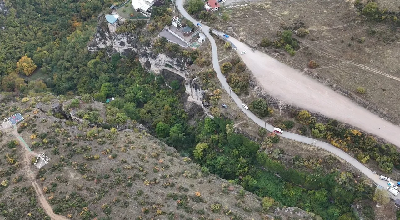 KARABÜK’ÜN SAFRANBOLU İLÇESİNDE, İNCEKAYA KANYONU KENARINDA KAZA YAPMIŞ HALDE BULUNAN OTOMOBİLİN SÜRÜCÜSÜNÜN CANSIZ BEDENİNE KANYONDA ULAŞILDI.