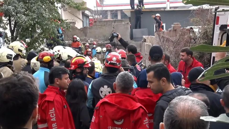 ŞU ANA KADAR ENKAZDAN 5 VATANDAŞ SAĞ OLARAK ÇIKARILDI