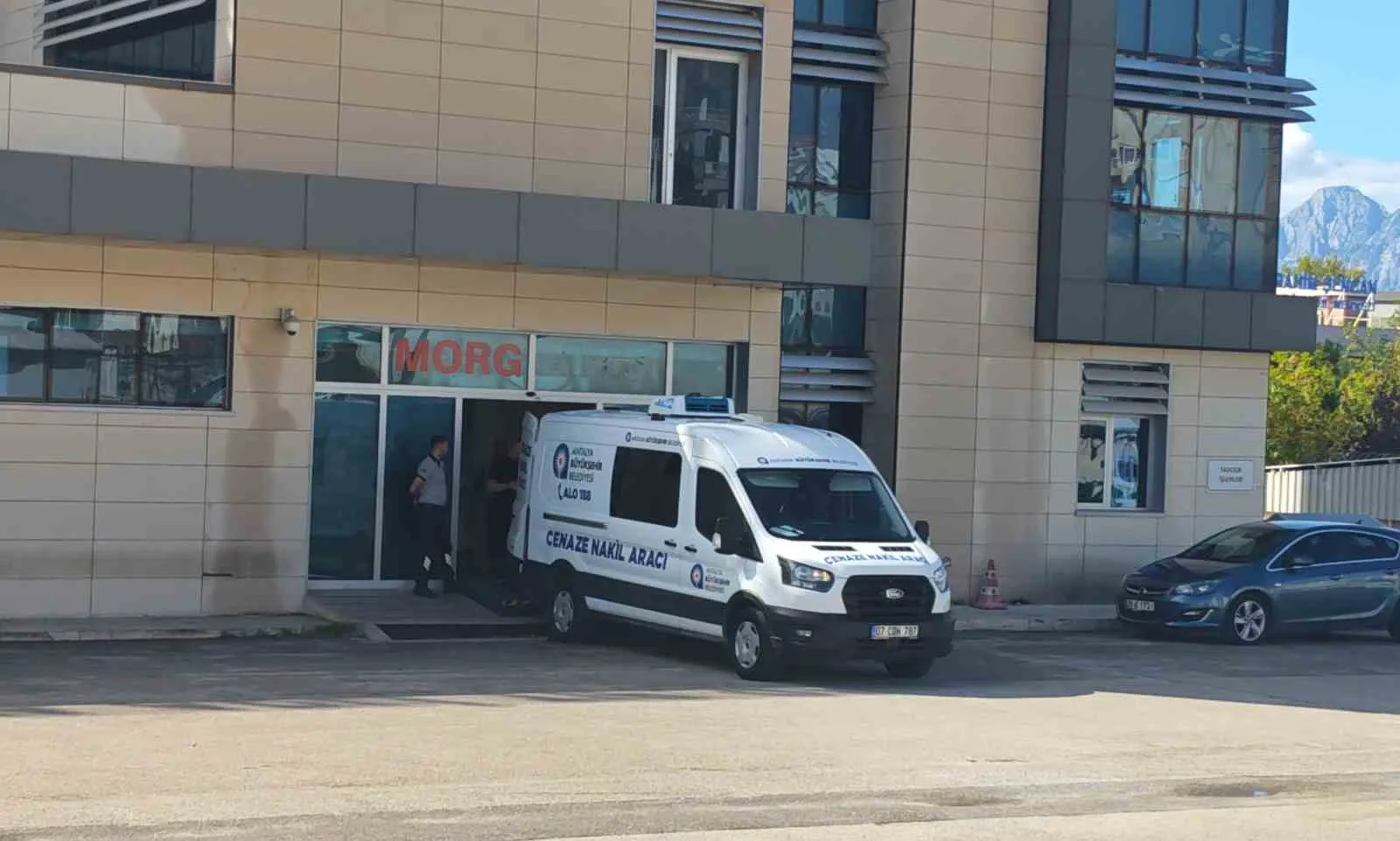 OLAY YERİ İNCELEME EKİPLERİNİN ÇALIŞMASININ ARDINDAN TELEMEN'İN CENAZESİ ANTALYA ADLİ TIP KURUMU MORGUNA KALDIRILDI.