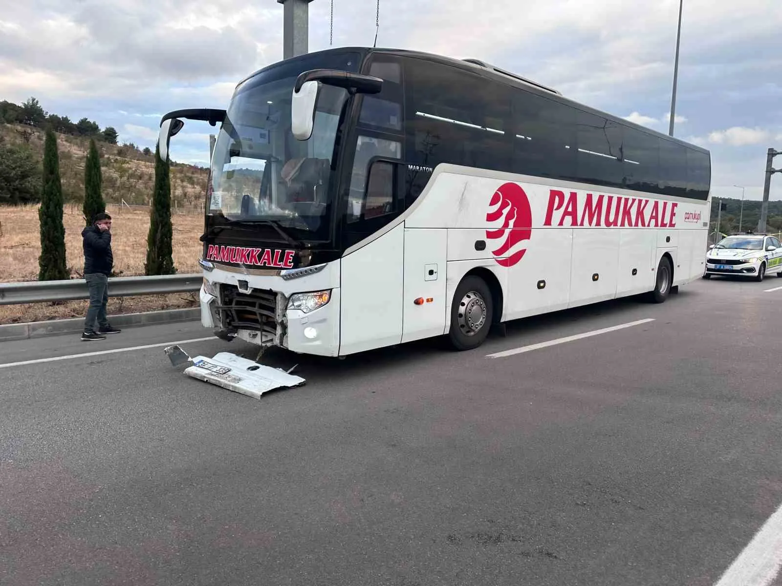 ÇANAKKALE’NİN AYVACIK İLÇESİNİN TROYA TÜNELİ GİRİŞİNDEKİ KAVŞAKTA MEYDANA GELEN KAZADA YOLCU OTOBÜSÜNÜN ÇARPTIĞI OTOMOBİLDEKİ 2 KİŞİ HAYATINI KAYBETTİ.