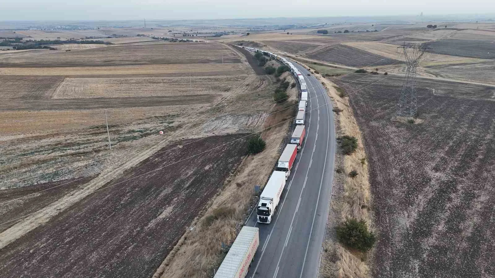 EDİRNE'DE BULGARİSTAN'A AÇILAN HAMZABEYLİ SINIR KAPISI'NDA YAKLAŞIK 37 KİLOMETREYİ BULAN TIR KUYRUĞU, AVRUPA'YA YÜK TAŞIYAN SÜRÜCÜLERİ MAĞDUR ETTİ.