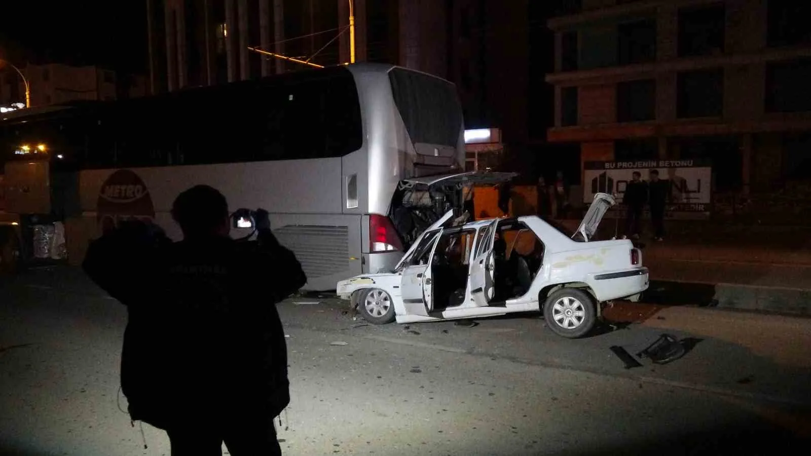 MALATYA’DA OTOBÜSE ÇARPIP ALTINA GİREN OTOMOBİLDEKİ 3 KİŞİ YARALANDI