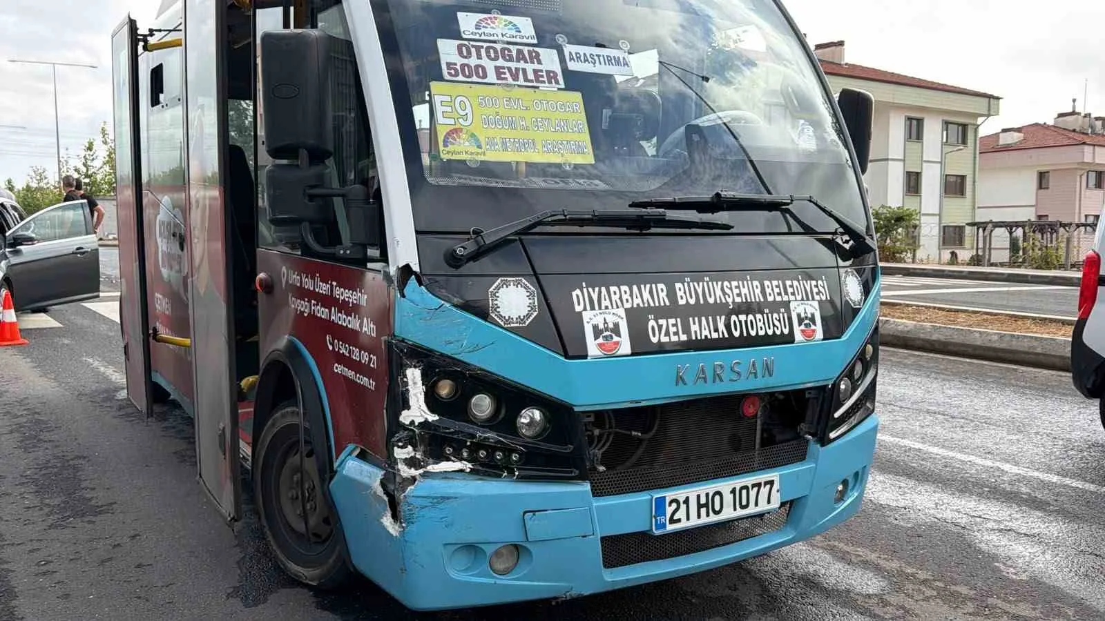 DİYARBAKIR’DA BİR İLKOKULUN ÖNÜNDE ÖZEL HALK OTOBÜSÜ İLE OTOMOBİLİN ÇARPIŞMASI SONUCU BİRİ ÇOCUK 4 KİŞİ HAFİF YARALANDI.