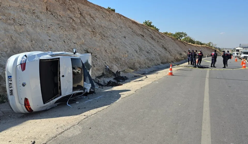 GAZİANTEP'İN NİZİP İLÇESİNDE KAVŞAKTA OTOMOBİL İLE ÇARPIŞAN MOTOSİKLETİN SÜRÜCÜSÜ OLAY YERİNDE HAYATINI KAYBETTİ.