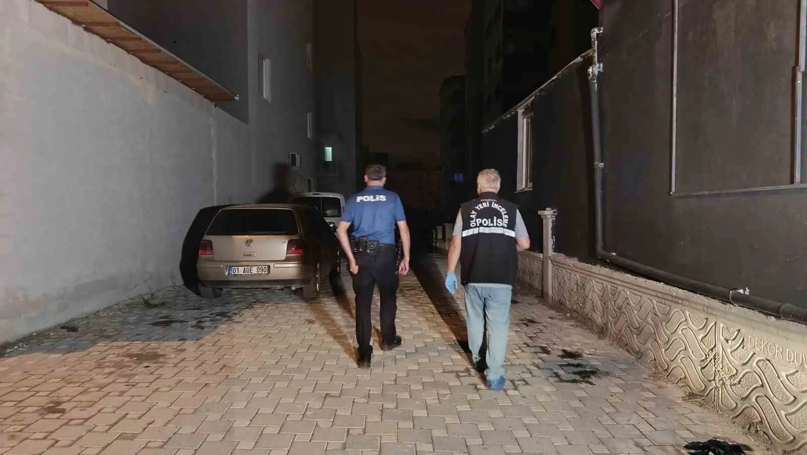 ADANA’DA BİR KİŞİ, GECE SAATLERİNDE SEVGİLİSİNİN EVİNE GELEN ESKİ KOCASIYLA KARŞILAŞMAMAK İÇİN PENCEREDEN ÇIKMAYA ÇALIŞIRKEN PANİKLE DENGESİNİ KAYBEDEREK 3’ÜNCÜ KATTAN AŞAĞI DÜŞTÜ. AŞAĞI DÜŞEN KİŞİ OLAY YERİNDE HAYATINI KAYBETTİ.