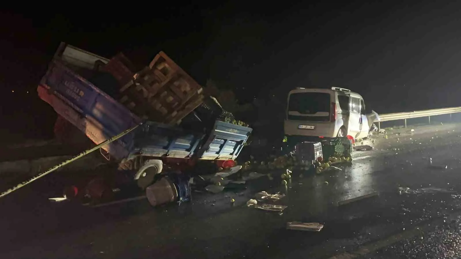 SAKARYA’NIN GEYVE İLÇESİNDE MEYVE YÜKLÜ TRAKTÖR, HAFİF TİCARİ ARAÇ VE TIRIN KARIŞTIĞI TRAFİK KAZASINDA 2 KİŞİ HAYATINI KAYBETTİ, 3 KİŞİ YARALANDI.