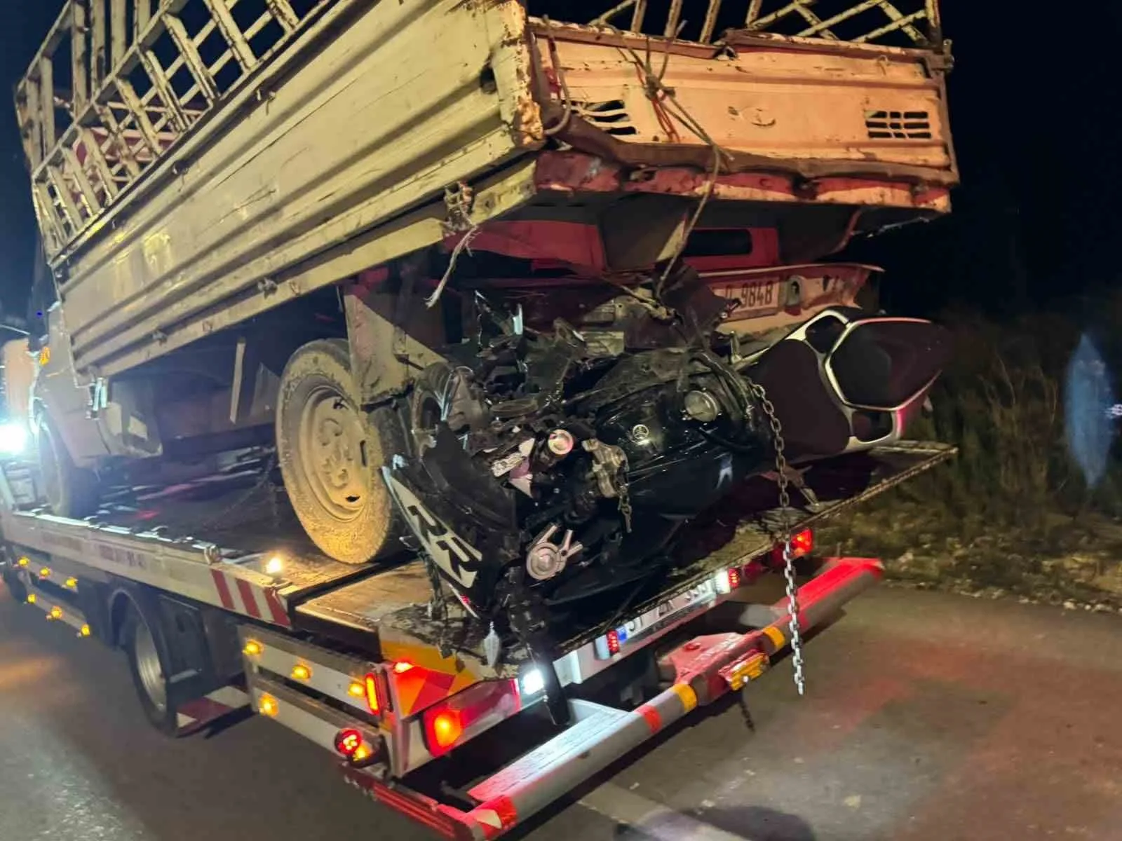 HATAY’DA PİKABLA ÇARPIŞAN MOTOSİKLETİN 19 YAŞINDAKİ SÜRÜCÜSÜ MEHMET ALTINÖZÜ HAYATINI KAYBETTİ.