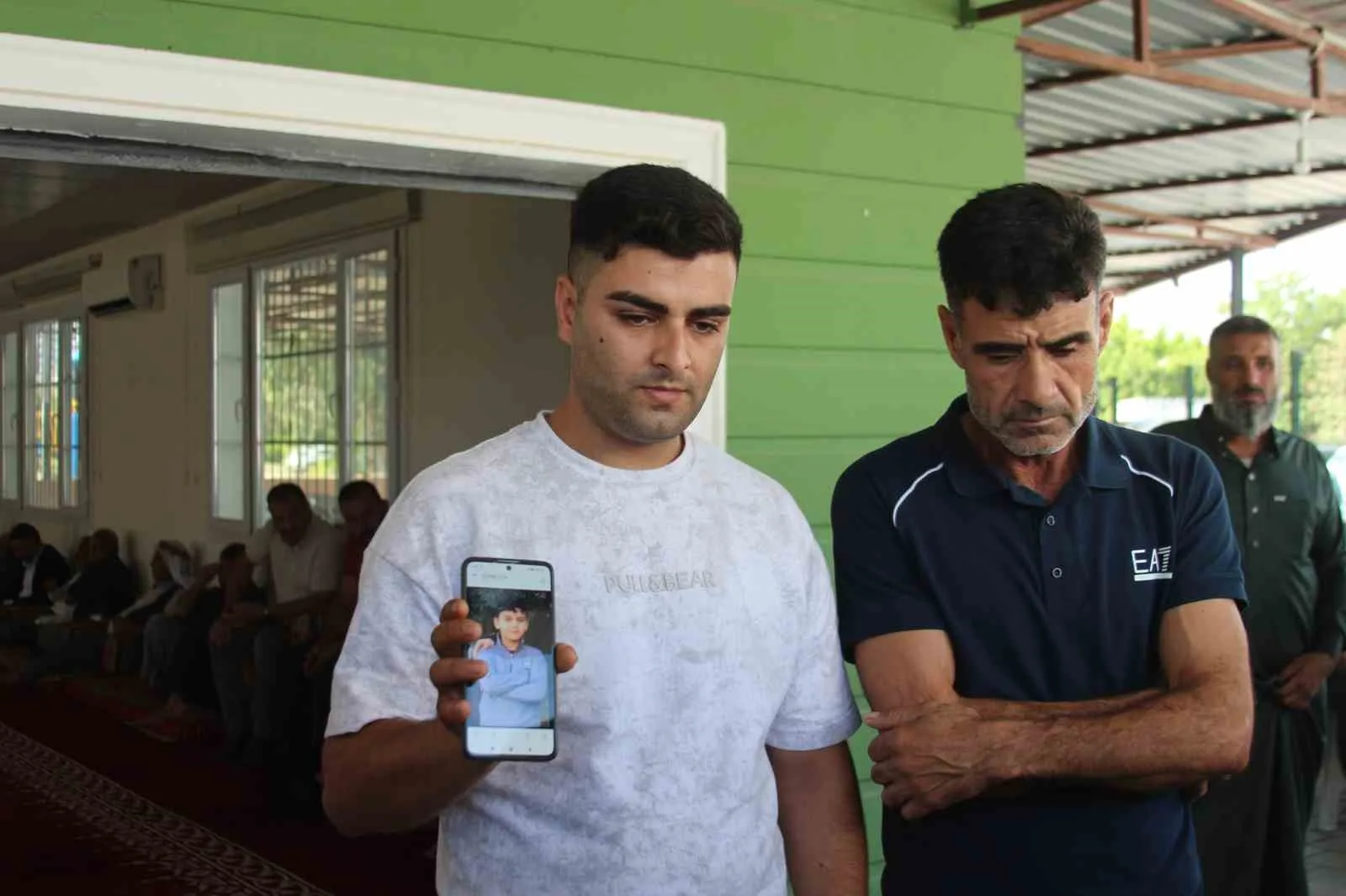 DİŞİ AĞRIDIĞI İÇİN HASTANEYE GİDEN HALİT ÇALIŞAN, EVE DÖNDÜĞÜ SIRADA KARDEŞİNİN VURULMASIYLA ADETA YIKILDI. HALİT ÇALIŞAN, "YAPANLARIN CEZASINI ÇEKMESİNİ İSTİYORUM" DEDİ