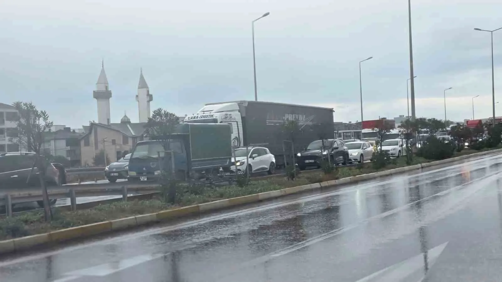 BANDIRMA’DA HAVA ÜSSÜ KAVŞAĞI’NDA RÜZGAR GÜLÜ GÖVDESİ TAŞIYAN AĞIR NAKLİYAT ARACINA OTOMOBİLİN ARKADAN ÇARPMASI SONUCU MEYDANA GELEN TRAFİK KAZASINDA 2’Sİ ÇOCUK 4 KİŞİ YARALANDI.
